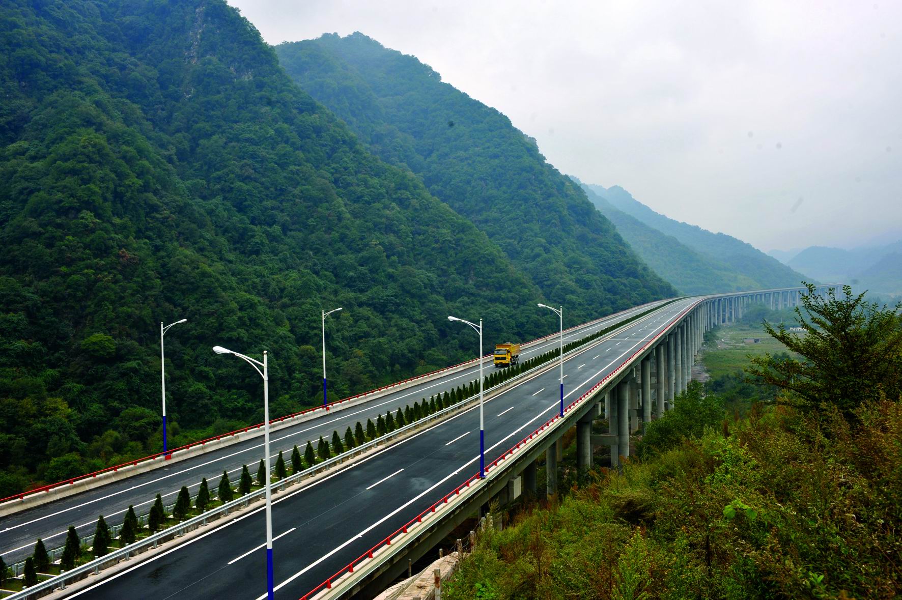 集团承建的宝天高速公路